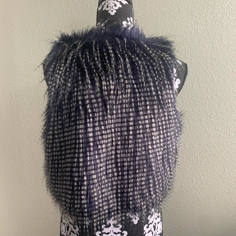 SOLD Worn Once - Faux Fur / Feather Vest - Picture 4 of 7